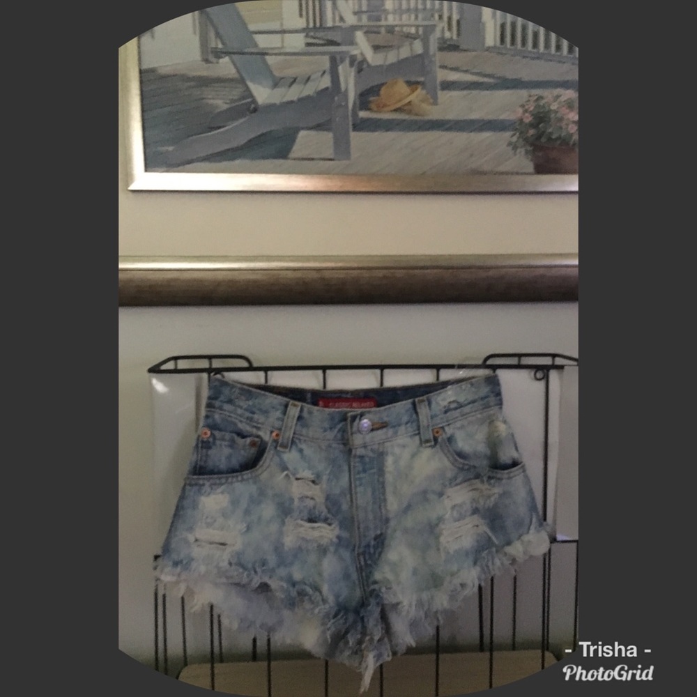 Levi’s 550 Classic, distressed short shorts, sz 6